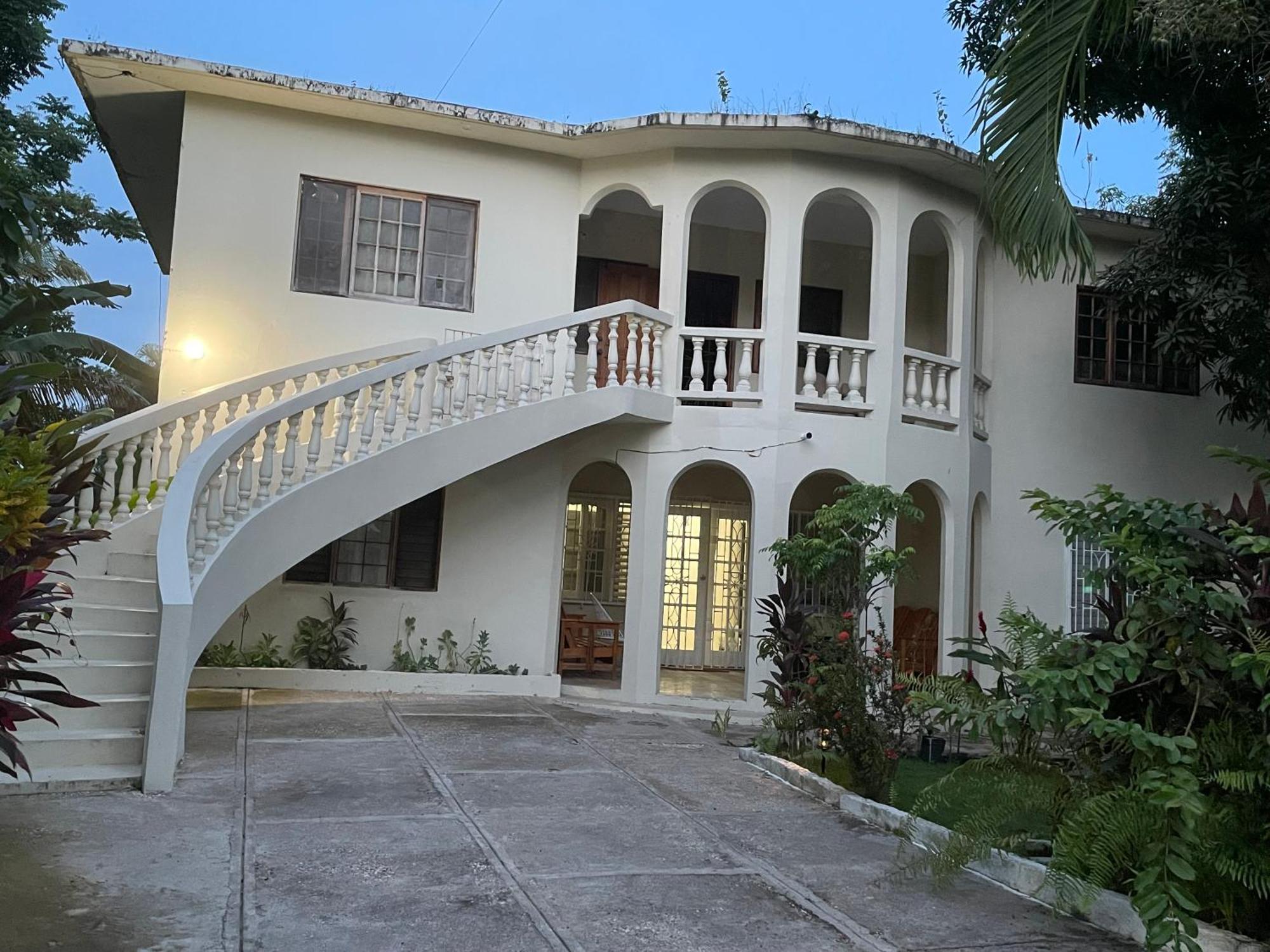 Aqua Studio 6 Aparthotel Negril Exterior photo